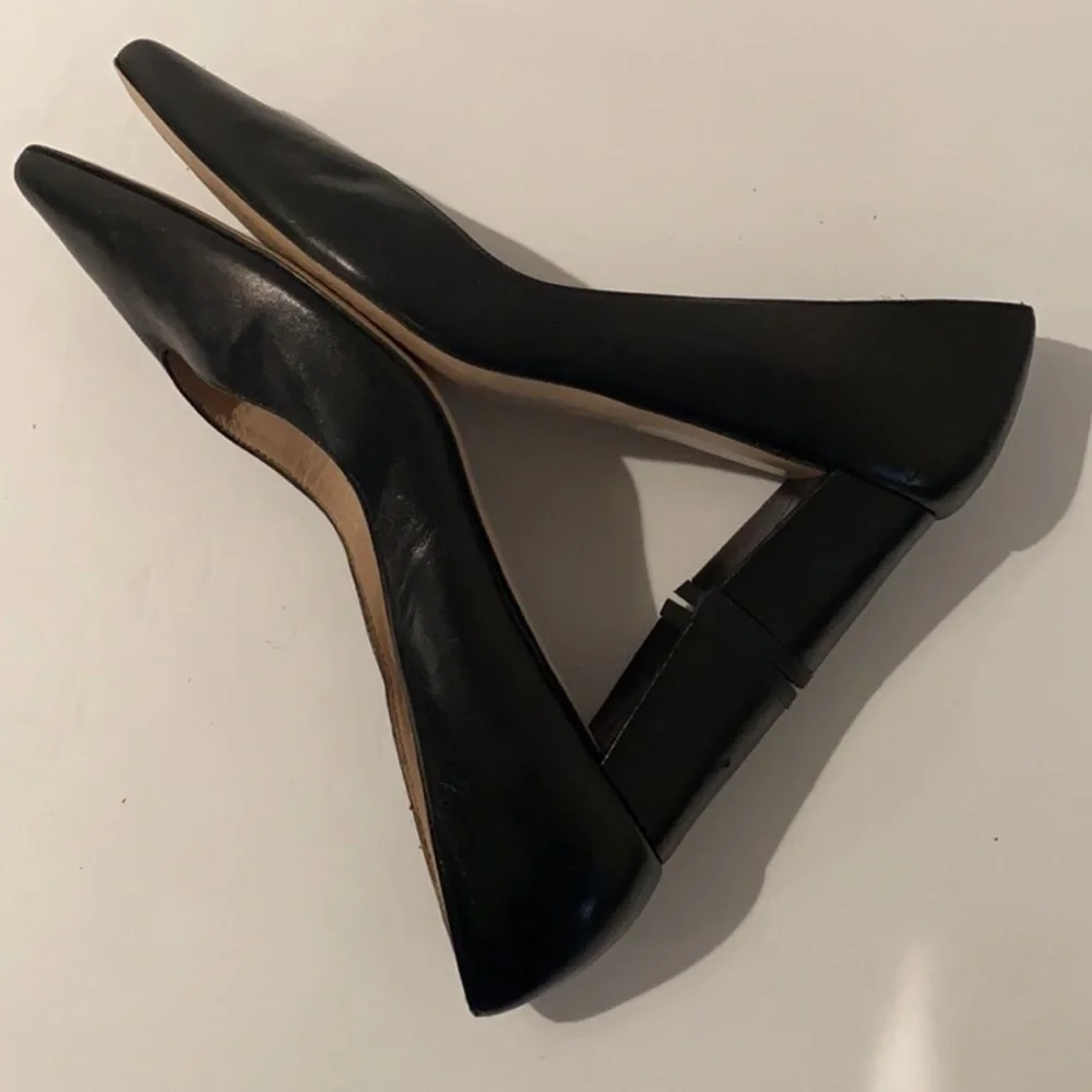Authentic Stuart Weitzman designer black leather heels pumps sz 8